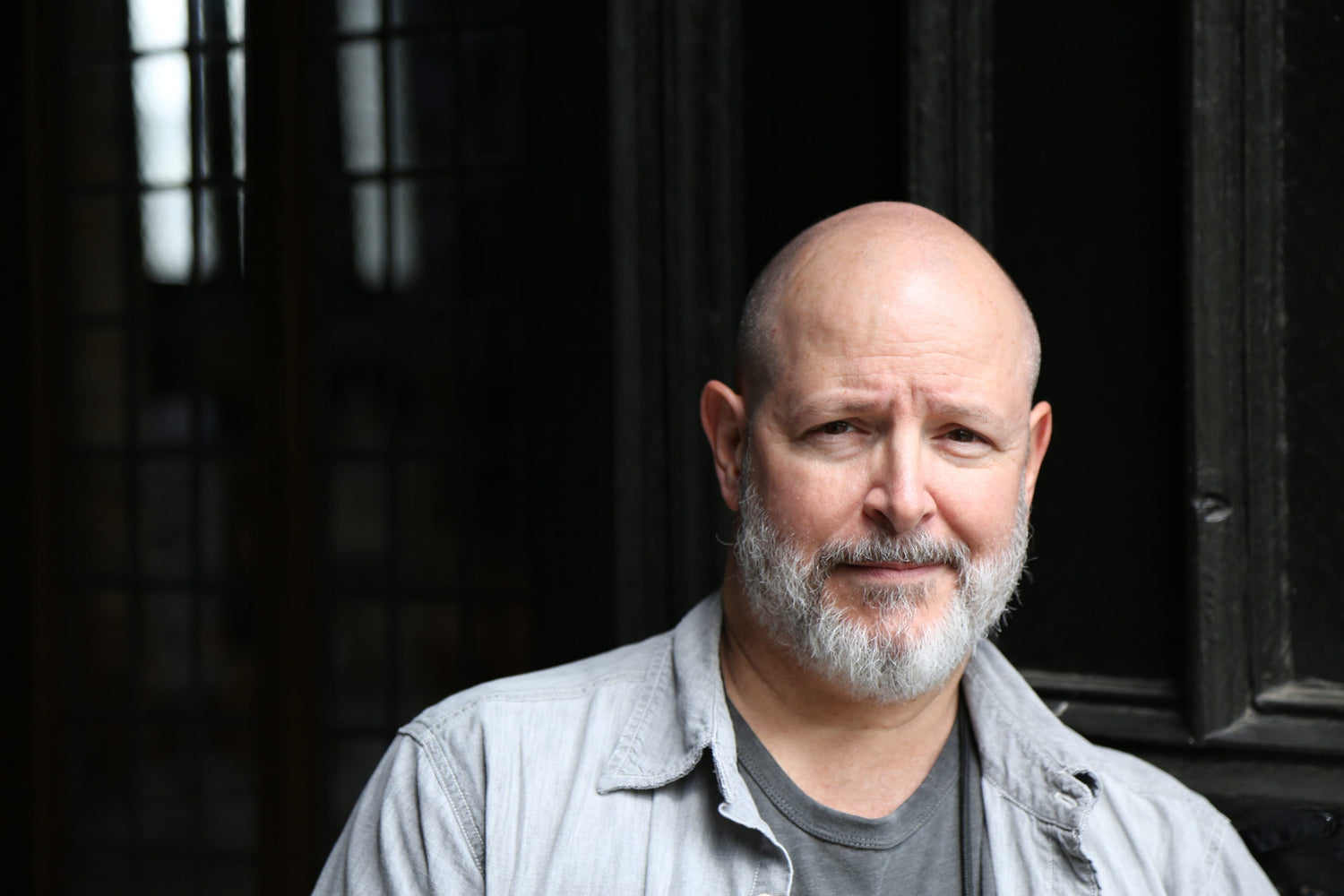 Mike Mignola vor schwarzem Hintergrund