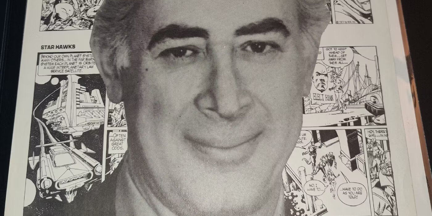 Schwarz-Weiß Bild von Gil Kane vor einer Comic-Zeichnung