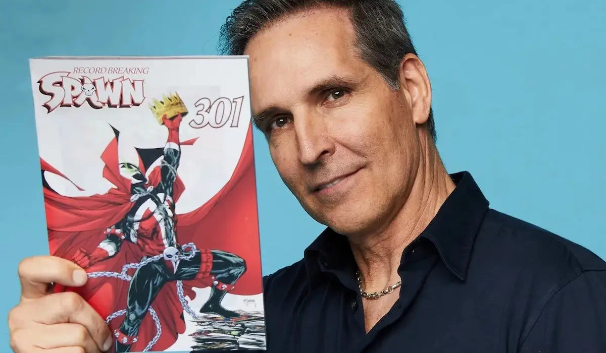 Todd McFarlane mit einem Spawn #301 Comic in der Hand
