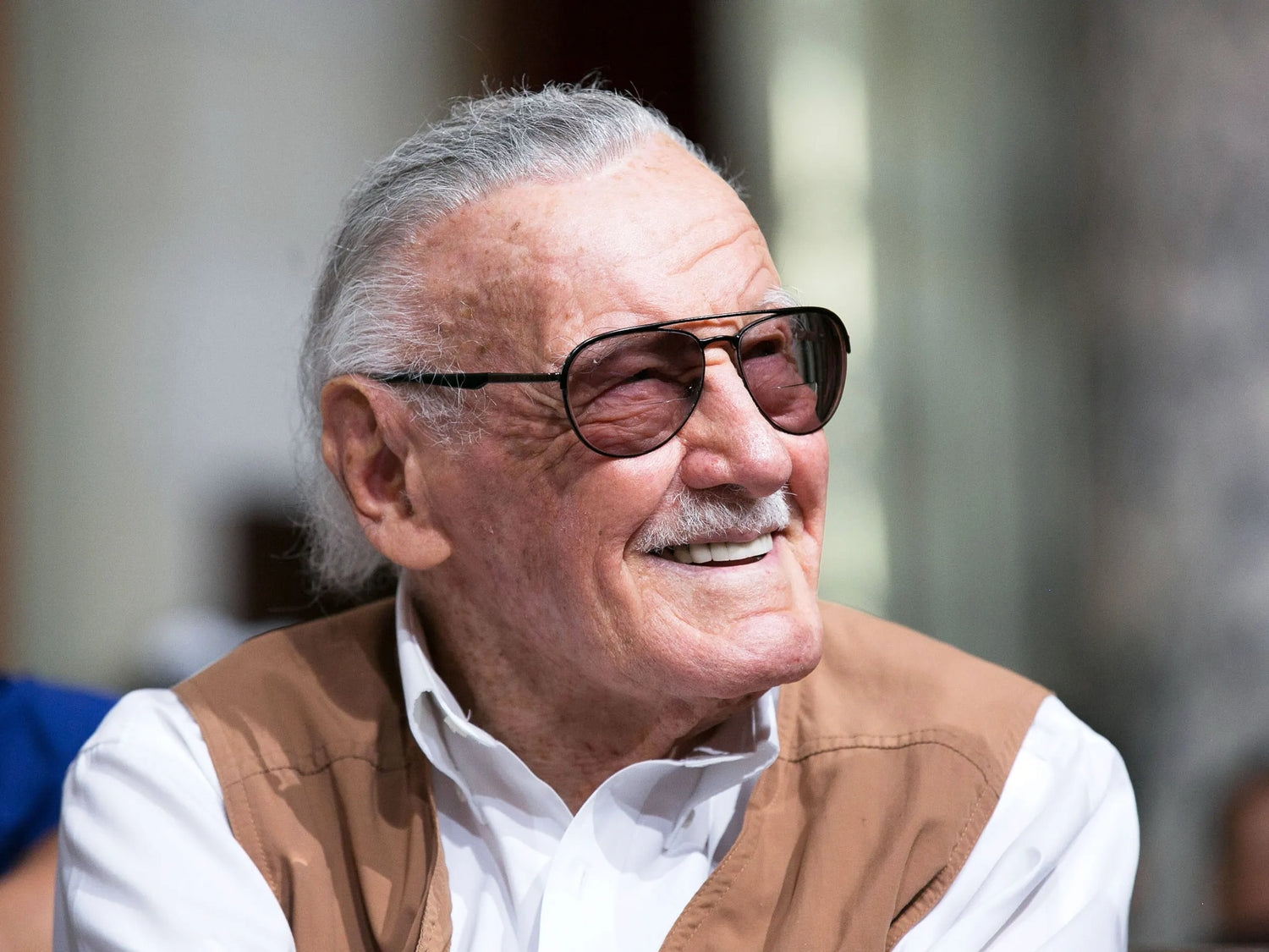 Stan Lee mit Brille und einem Lächeln