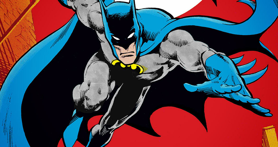 Batman in seinem Kostüm vor rotem Hintergrund