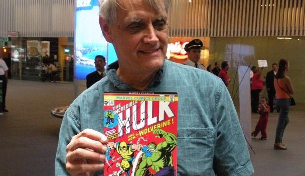 Herb Trimpe hält eine Ausgabe von Hulk #181 in die Kamera