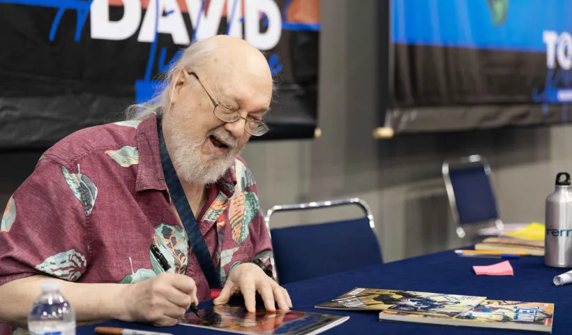 David Michelinie während er Comics bei CGC Signature Series unterschreibt