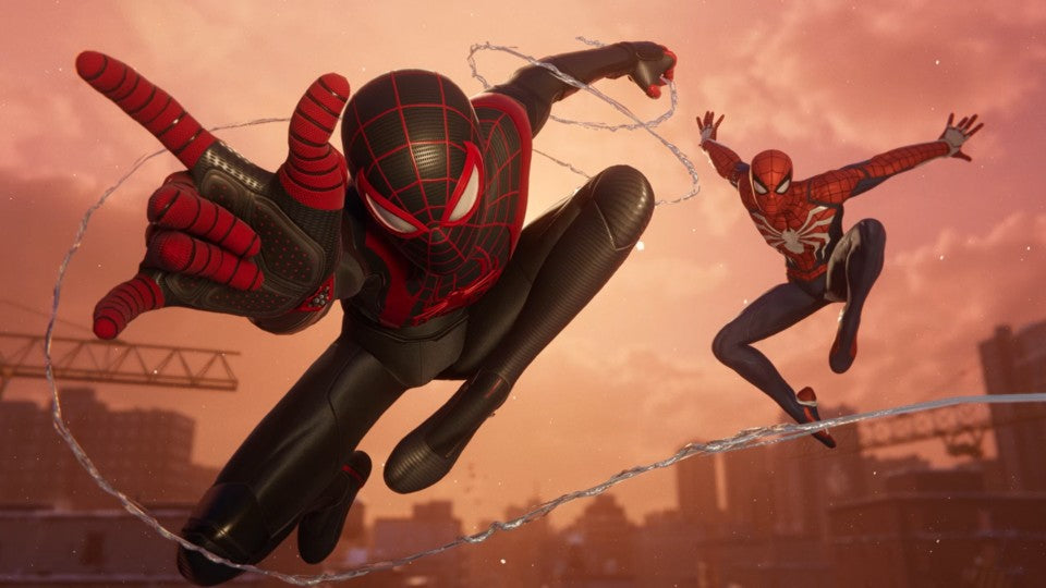 Peter Parker und Miles Morales schwingen in ihrem Kostüm durch die Stadt