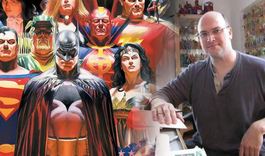 Alex Ross neben seinen Superhelden Zeichnungen